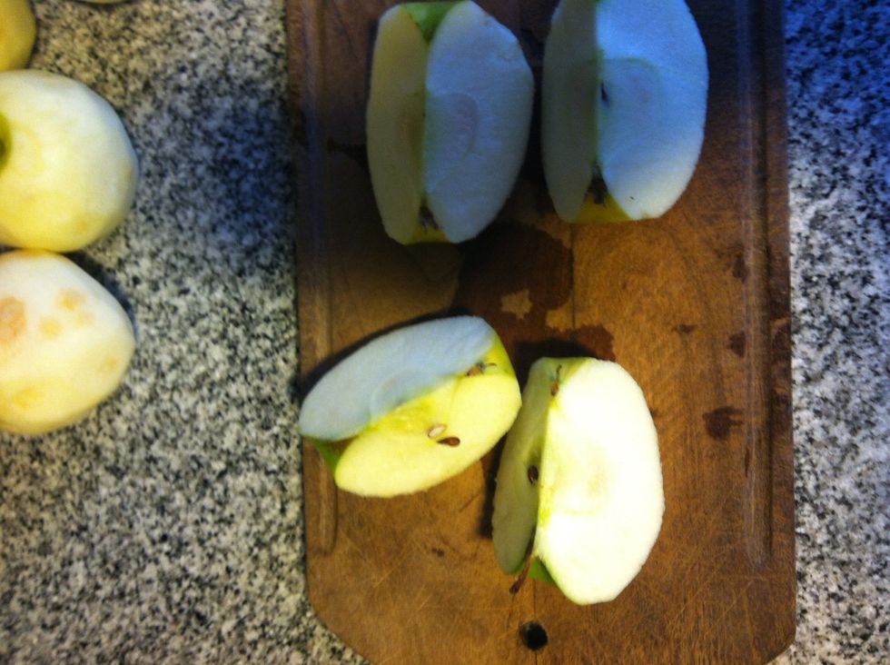 Cut the apples in cuarters