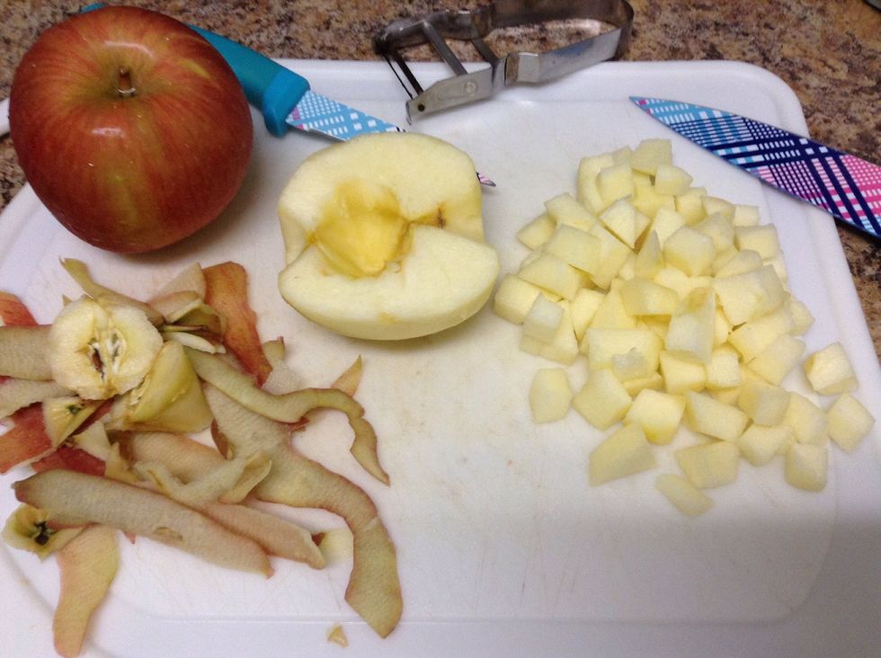 Cut the apples in two and peel the skin. Remove the seeds and dice the apples.