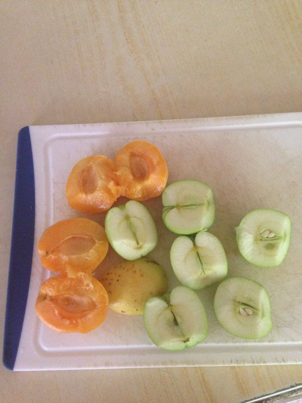 Cut the apricots and apples into halves