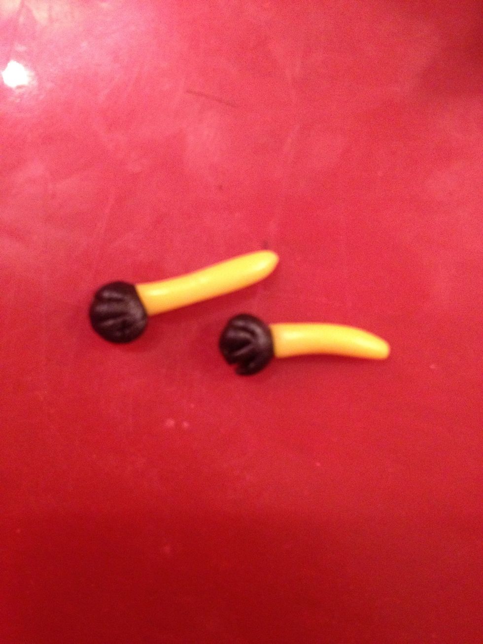 Cut the balls with the blade to make fingers and connect the pieces.