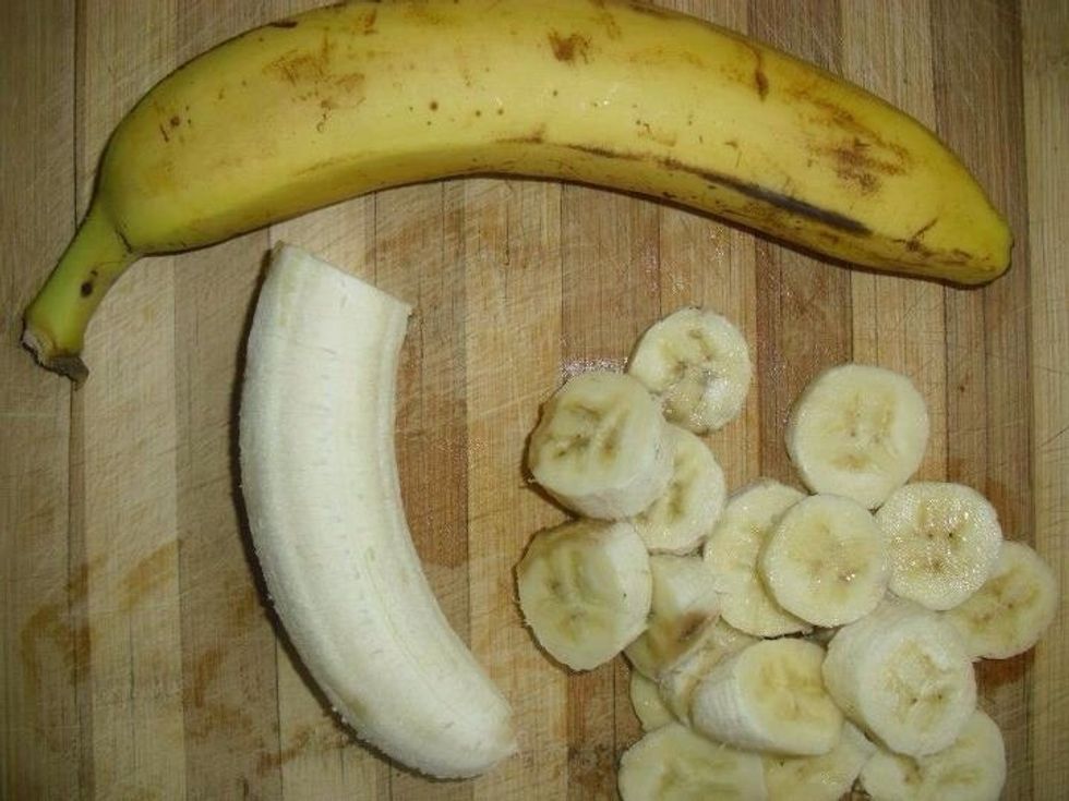 Cut the banana into small pieces