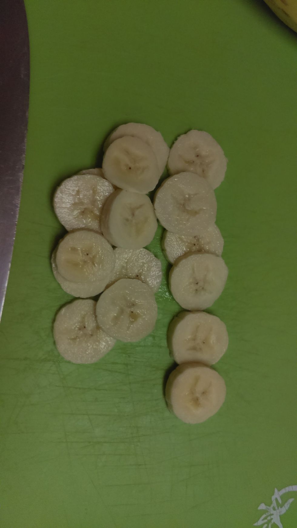 Cut the banana into thin slices.
