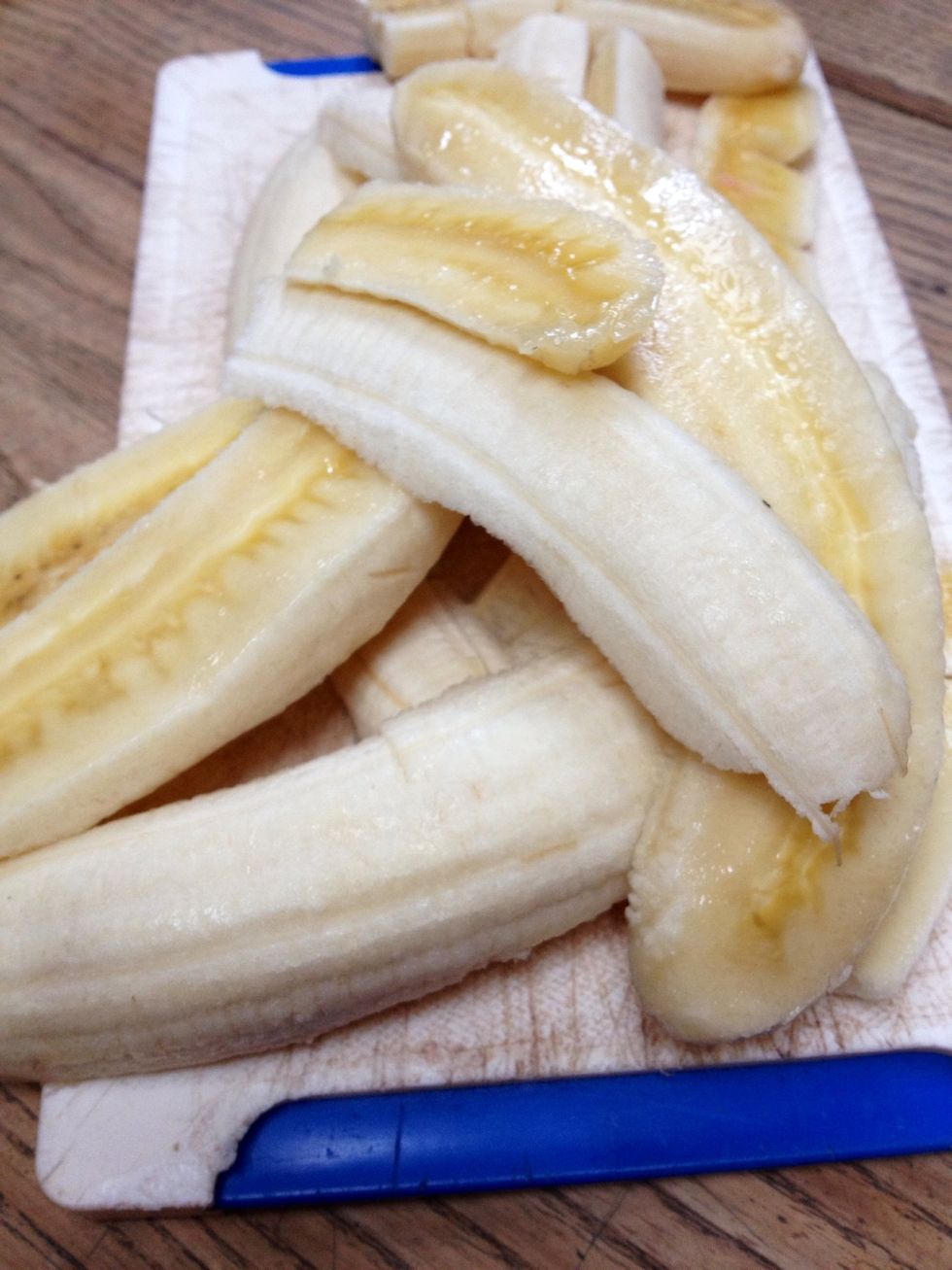Cut the bananas in length.