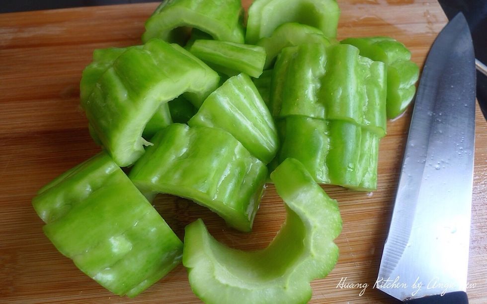 Cut the bitter gourd into large chunks.