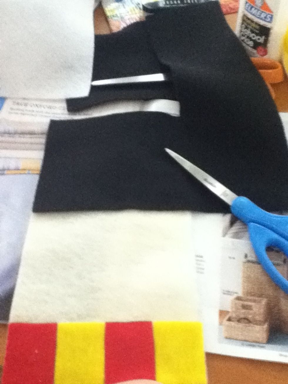 Cut the black felt about 1 1/2 in past the flesh colored felt.