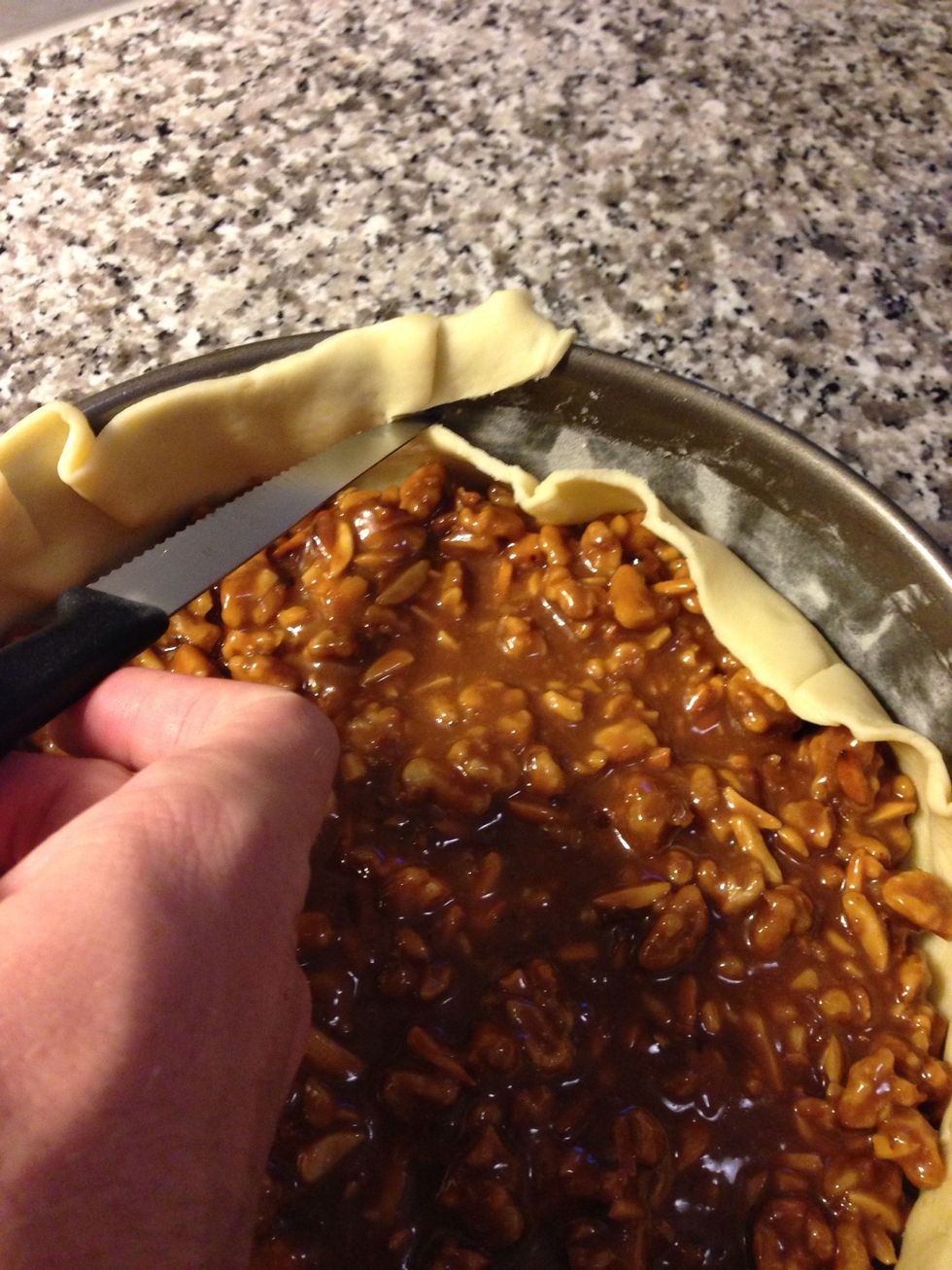 Cut the border of the shortpastry.