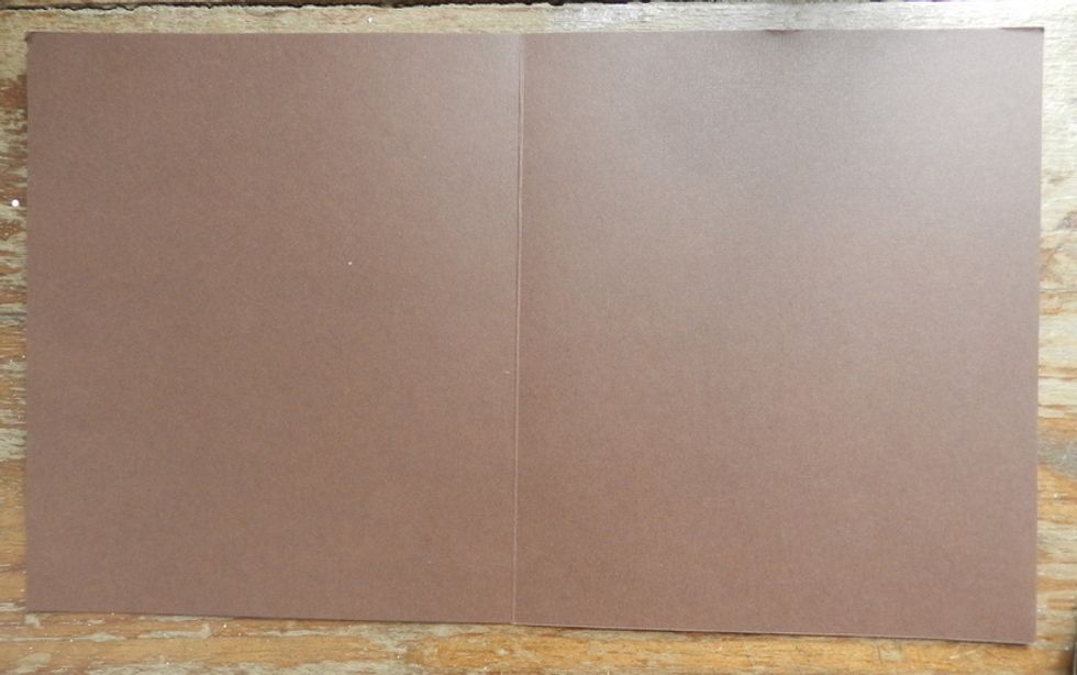 Cut the cardstock with the following measures: 7 1/8 "x 12" and fold it in half.