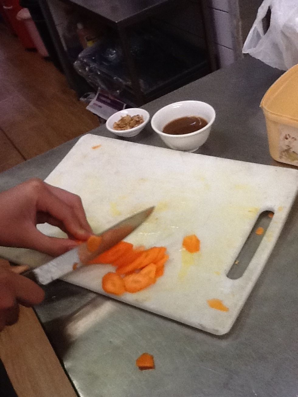 Cut the carrot thinly