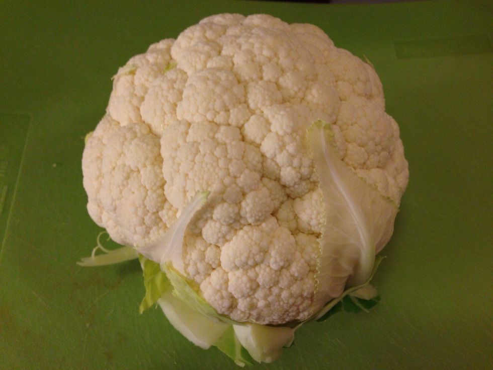Cut the cauliflower in smaller pieces.
