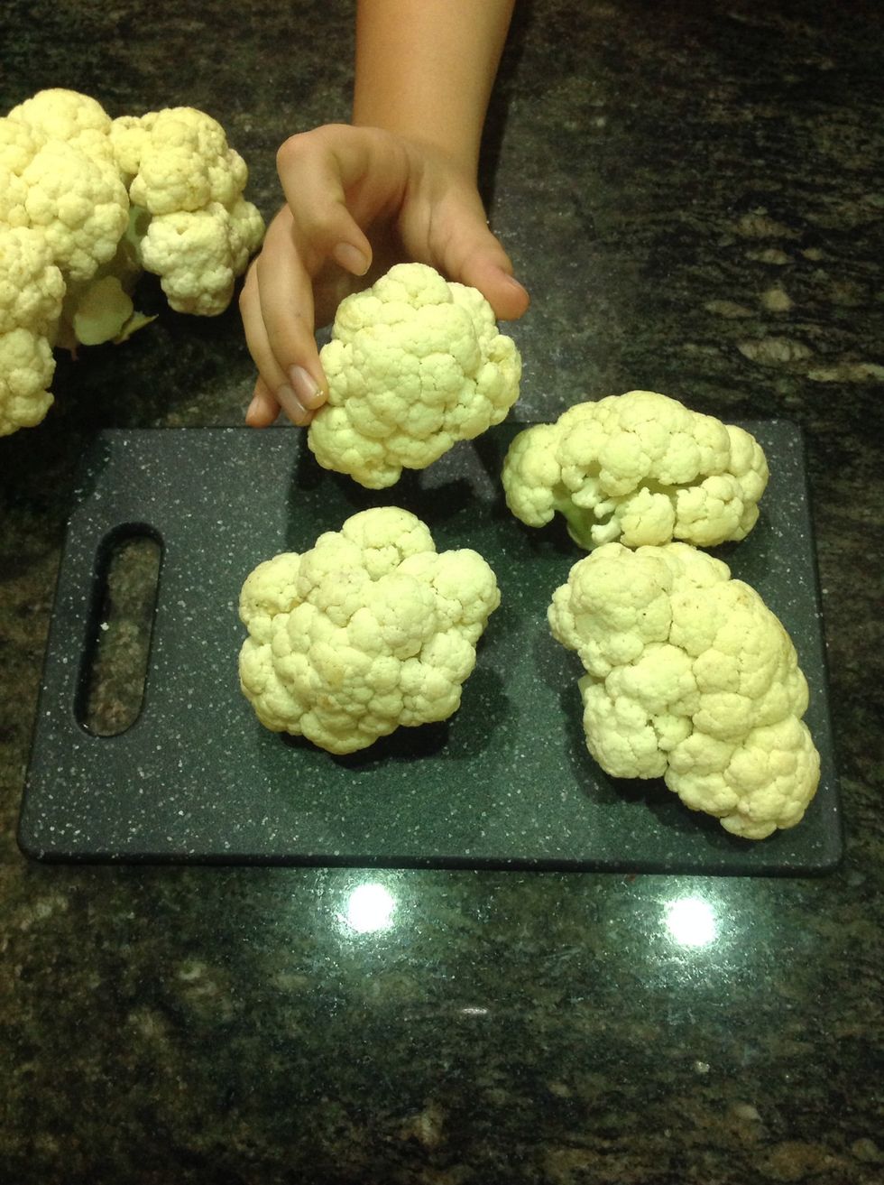 Cut the cauliflower into florets.