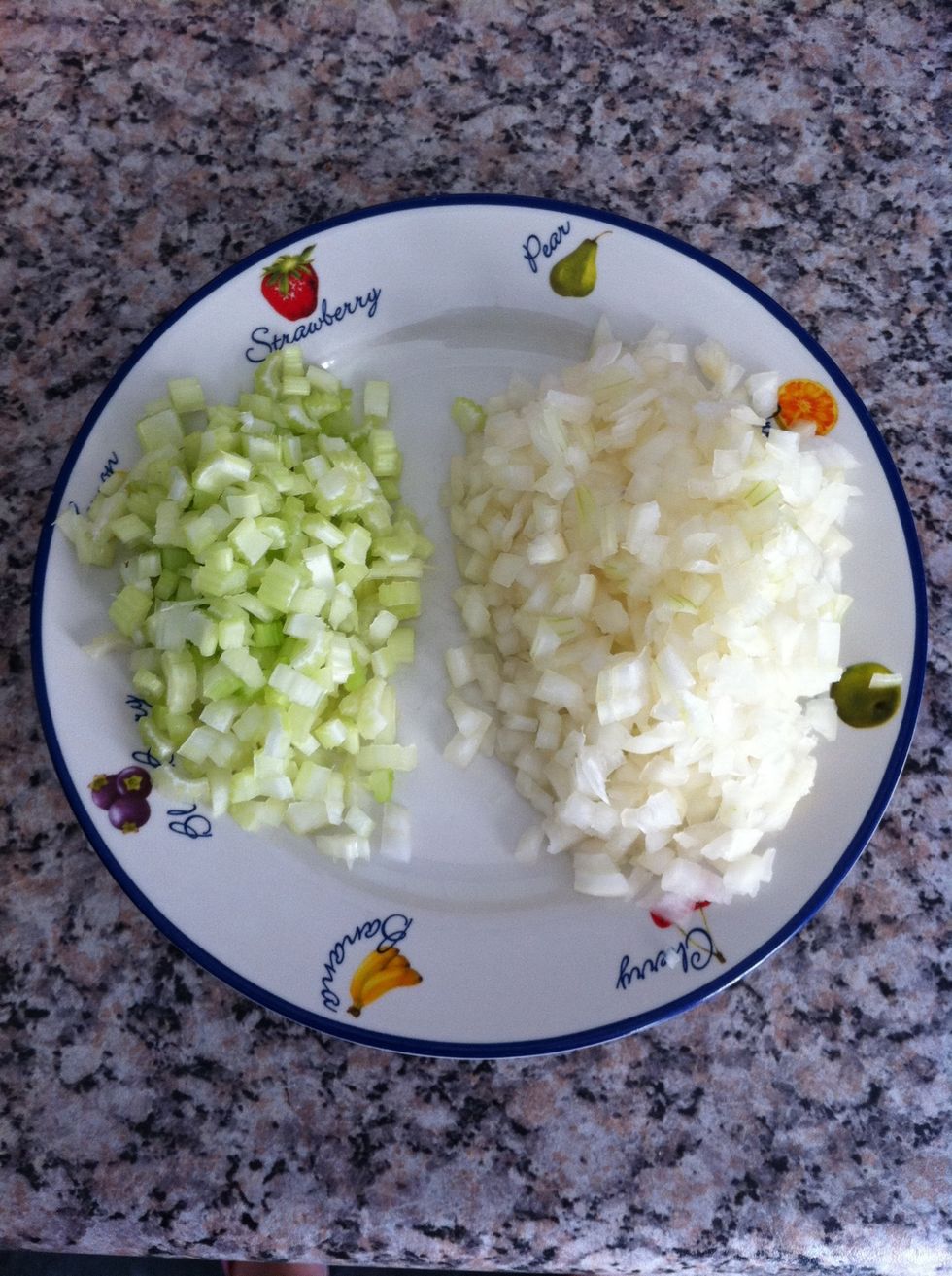 Cut the celery and the onions into small pieces like this. Start to preheat your oven at 180 degrees.