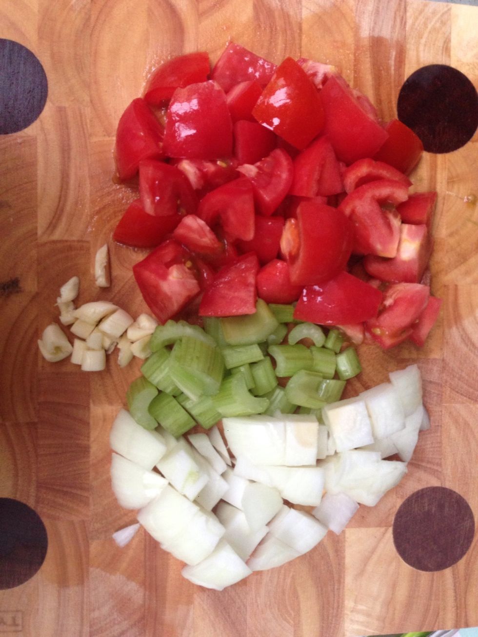 Cut the celery, onion, garlic & tomatoes in cubes. Set aside.