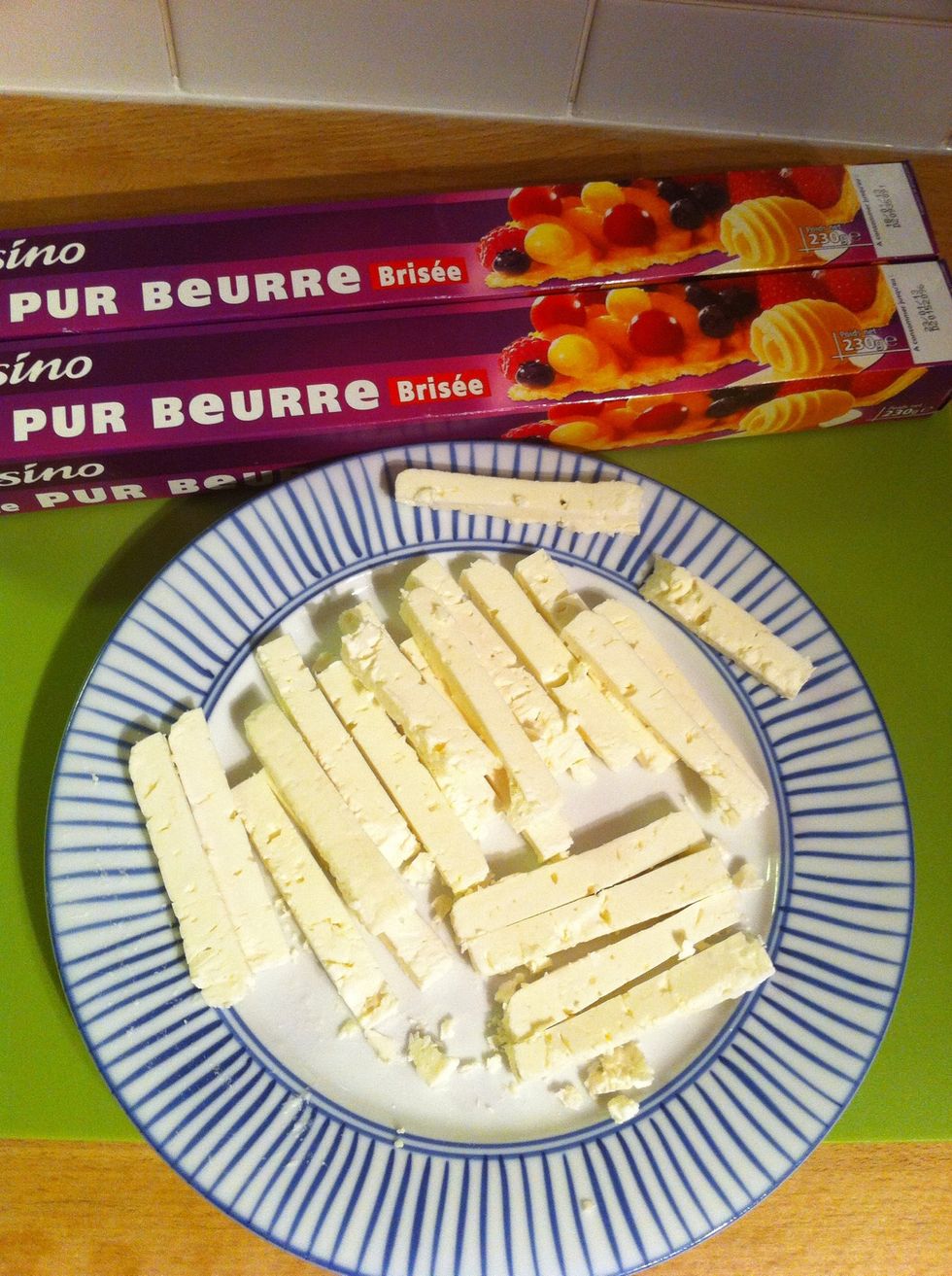 Cut the cheese into strips. Each strip about 1 centimeter (0.5 in) wide and 2.5cm long (1 in). Reserve it