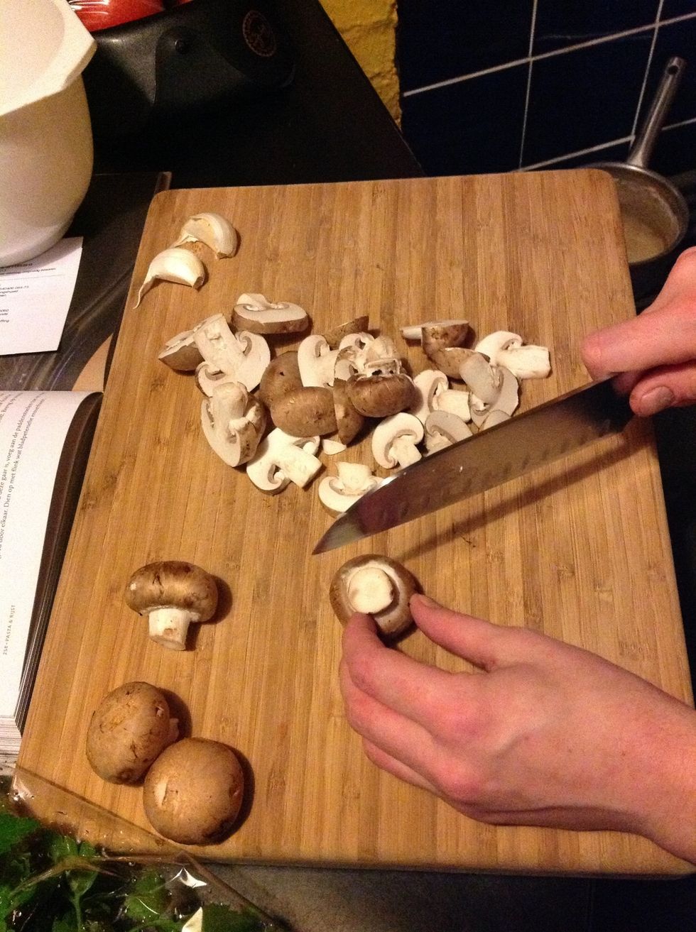 Cut the chestnut mushrooms in thick slices