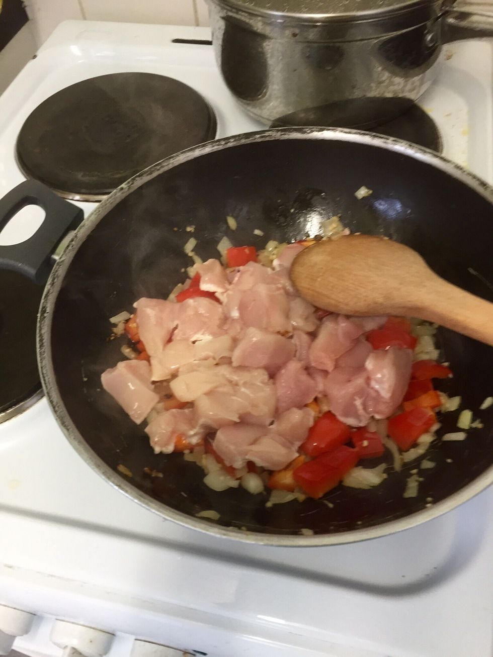 Cut the chicken and add it to the vegs until the meat is sealed