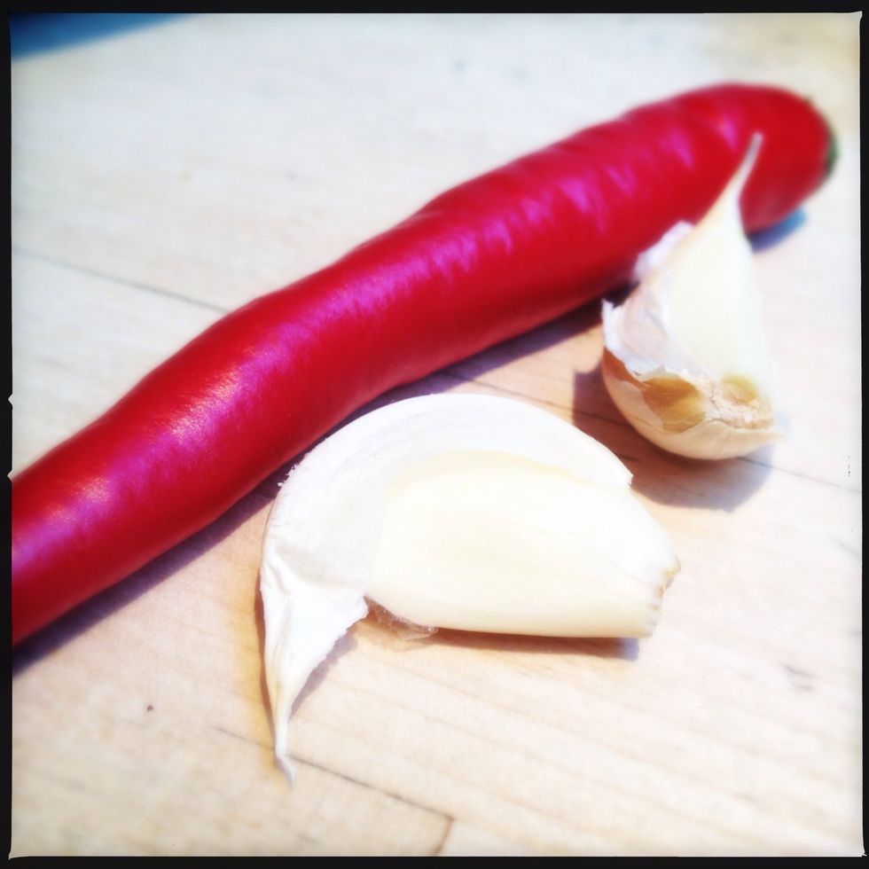 Cut the chili pepper and garlic, but keep them apart from the onions and paprikas.