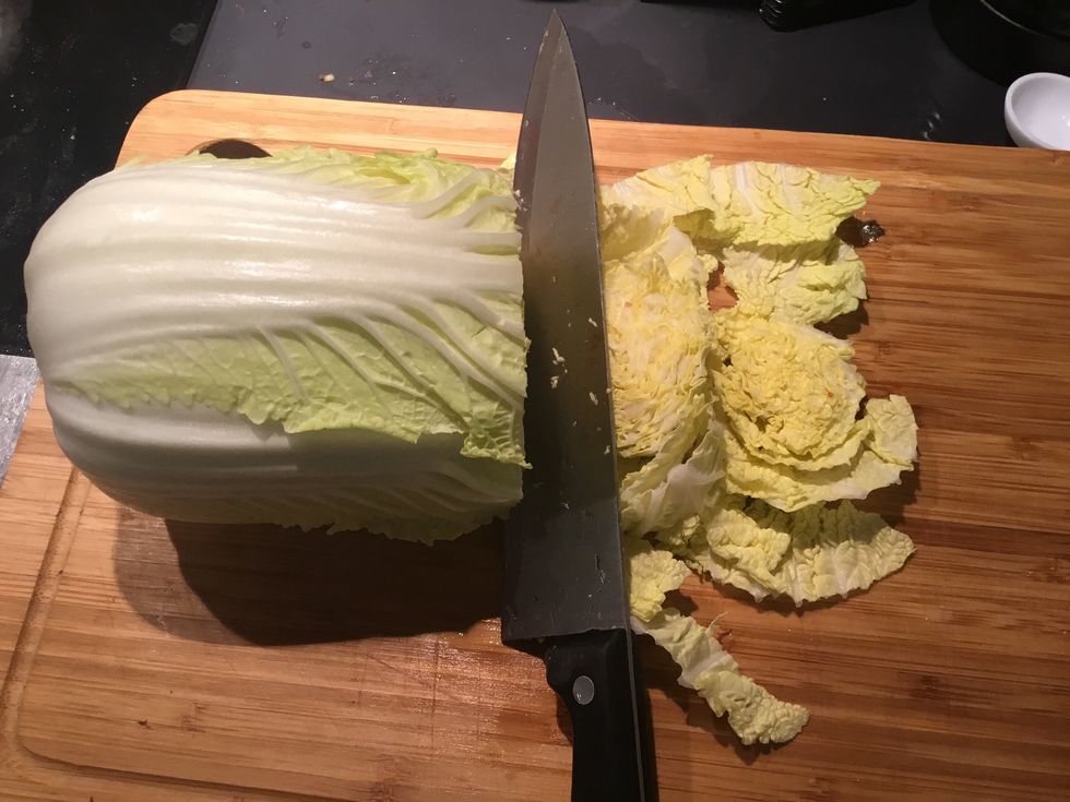 Cut the Chinese cabbage from the top down in 1cm slices.
