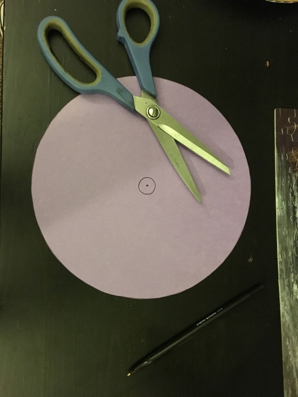 Cut the circle out of the construction paper.