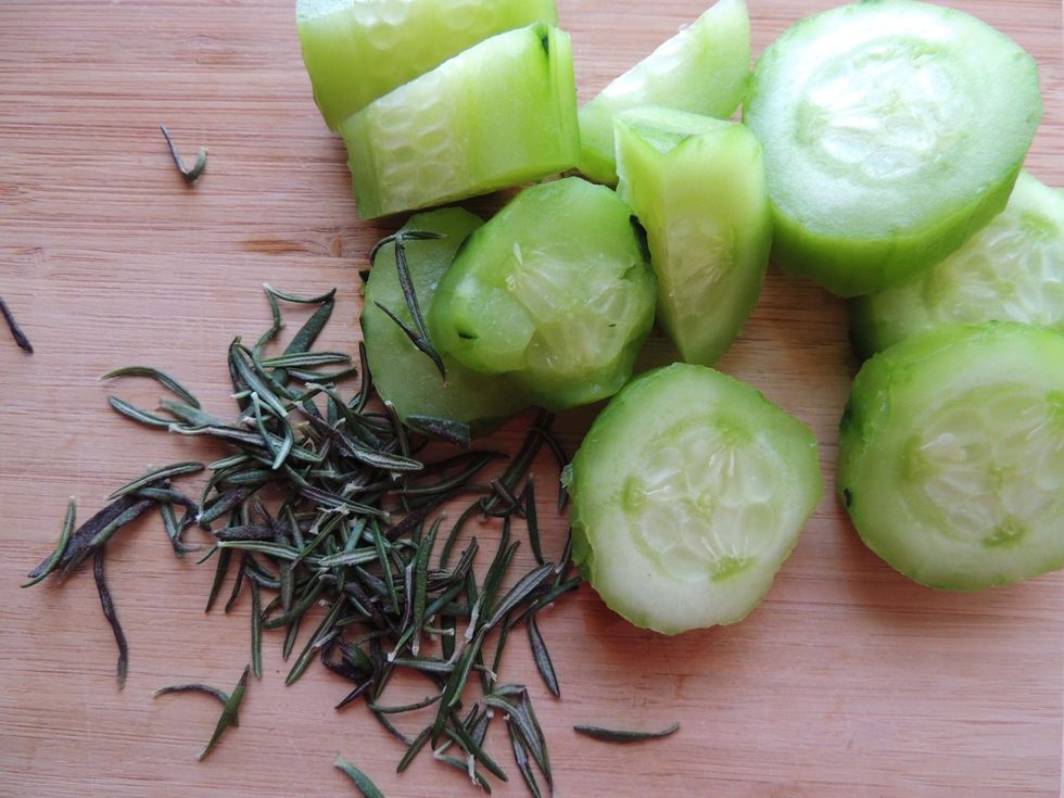 Cut the cucumber and rosemary (removing the stem).