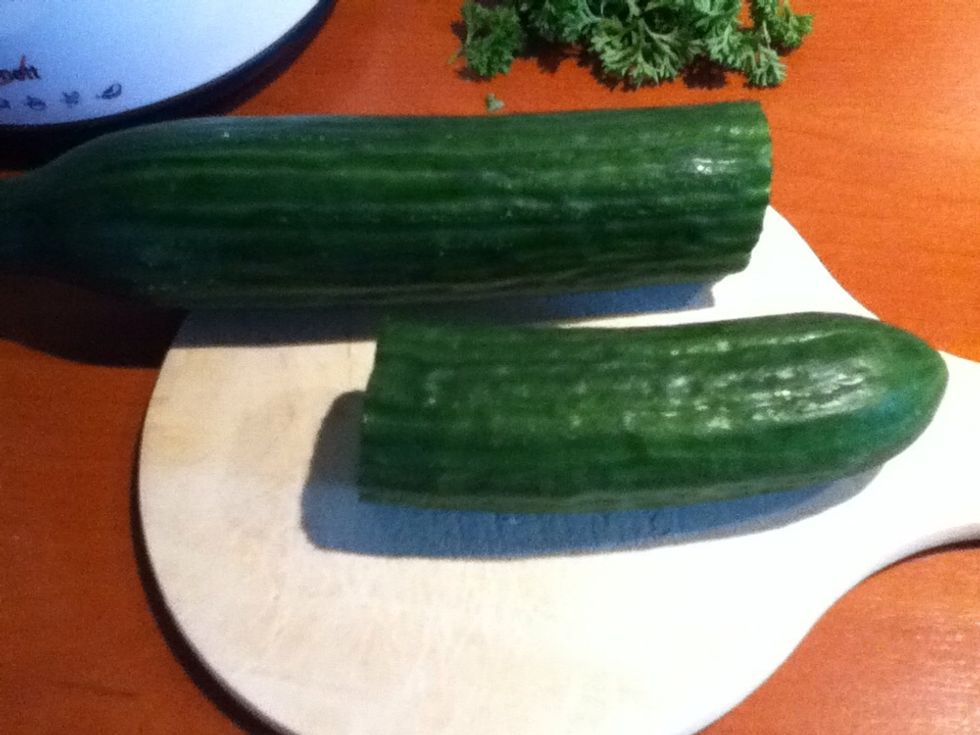Cut the cumcumber in two parts,you need just one part