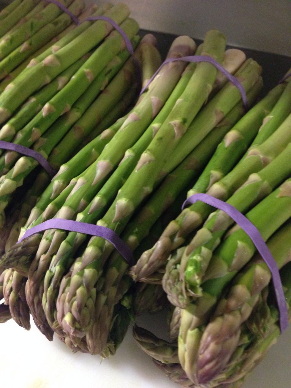 Cut the edge of the asparagus, put olive oil, salt and pepper grill them