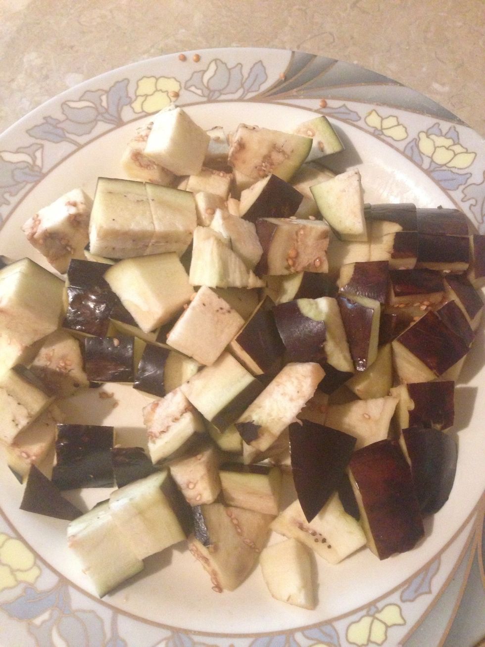 Cut the eggplants in the same way as the potatoes.