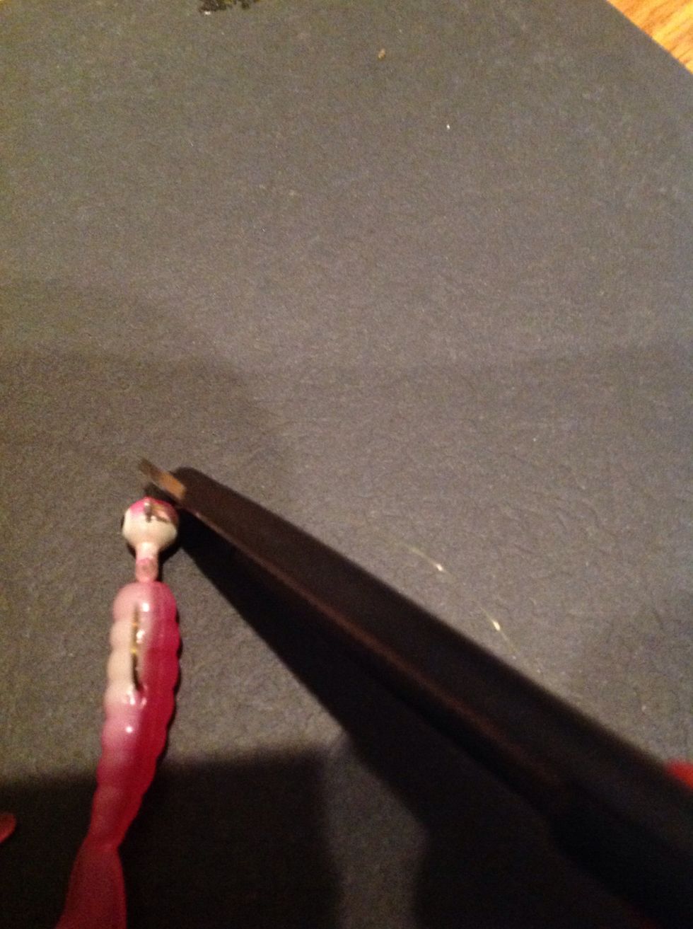 Cut the end of the line off.