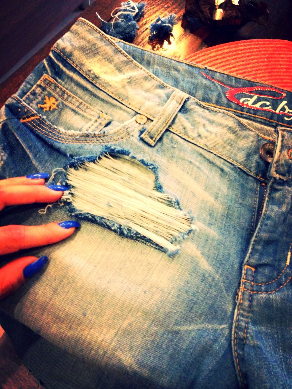 Cut the extra part with scissors after pulling over about 10 strings because it makes it difficult to take it out . Just be careful not to cut the white strings