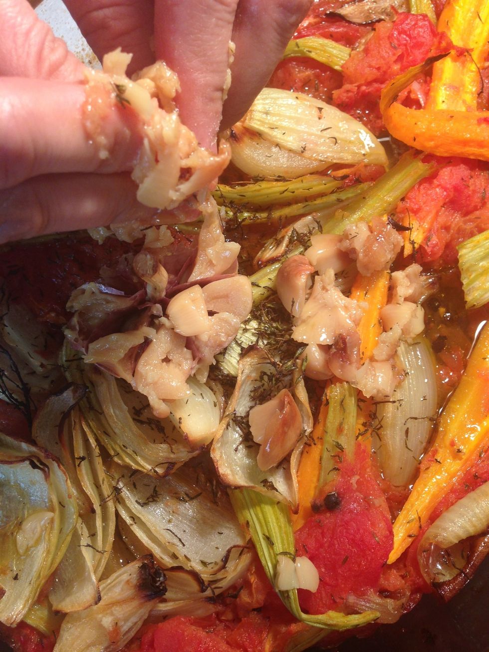 Cut the garlic head in half and squeeze out the creamy inside. Divas the bay leaves and the branches of thyme.. Leaving the small leaves