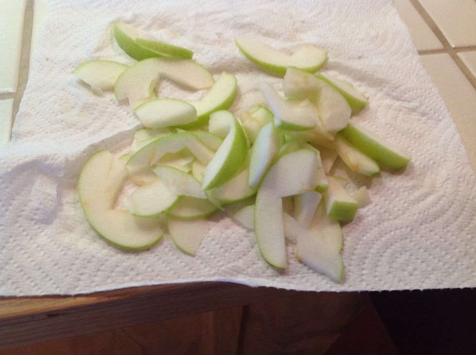 Cut the Granny Smith apple into thin slices (thick slices are okay to)