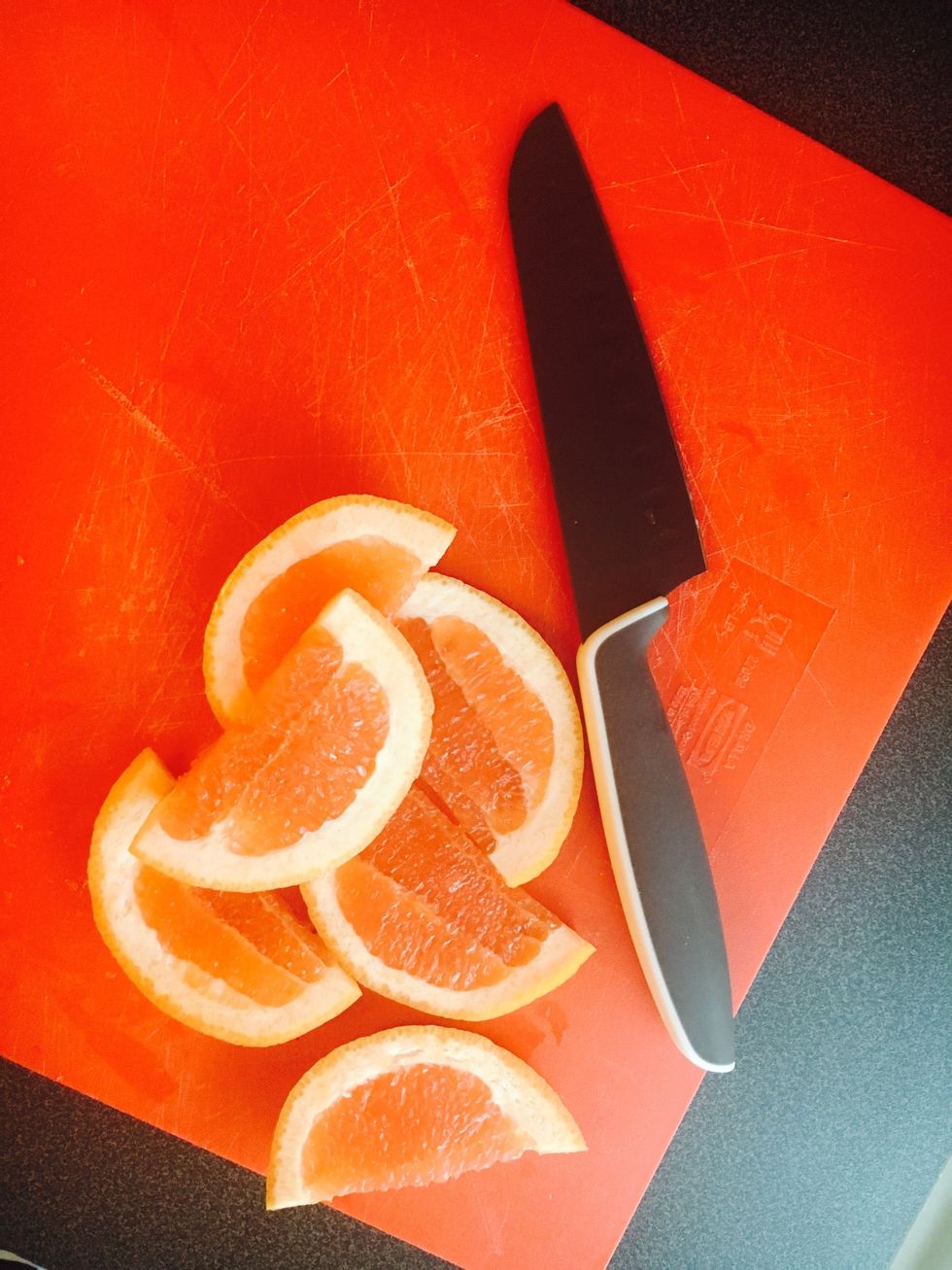 Cut the grapefruit into slices