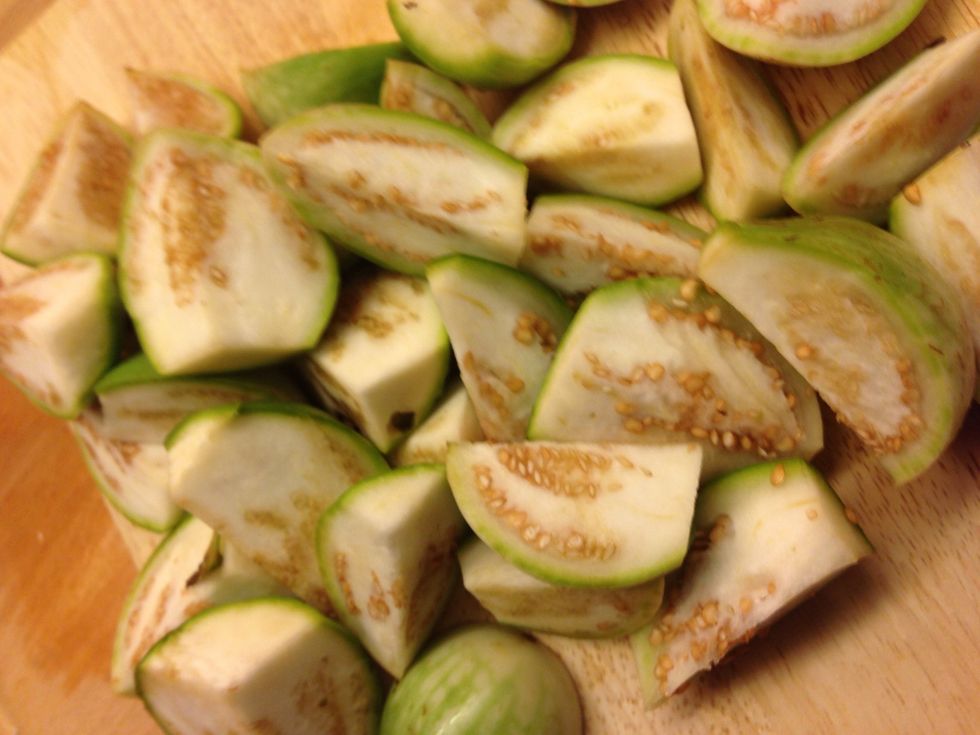 Cut the green in quarter or bite size. I forgot to show my raw chicken but I think my chicken and your chicken would not look so much difference anyway -___-'