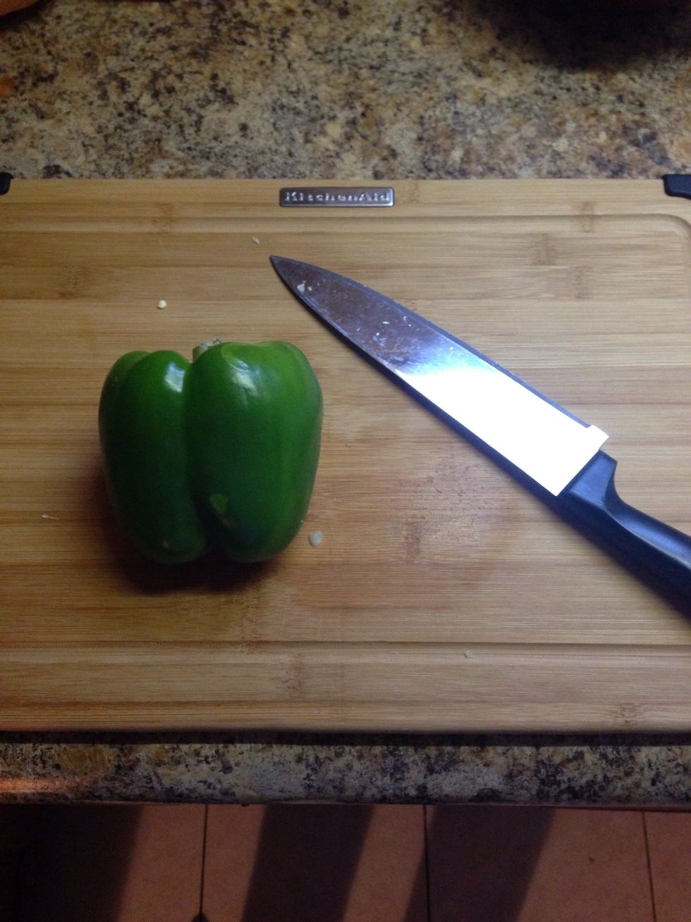 Cut the green pepper in half.