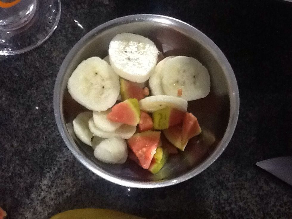 Cut the guava and the banana the way you want and separate it into a bowl.