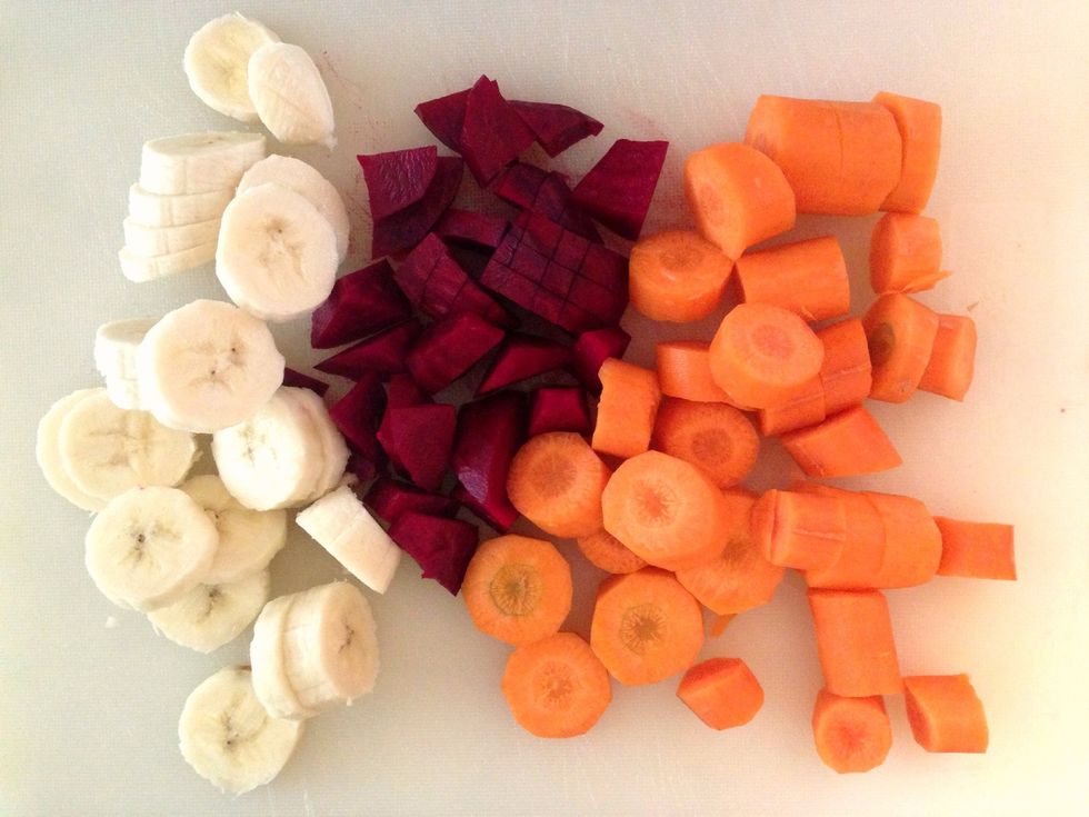 Cut the ingredients into small pieces.