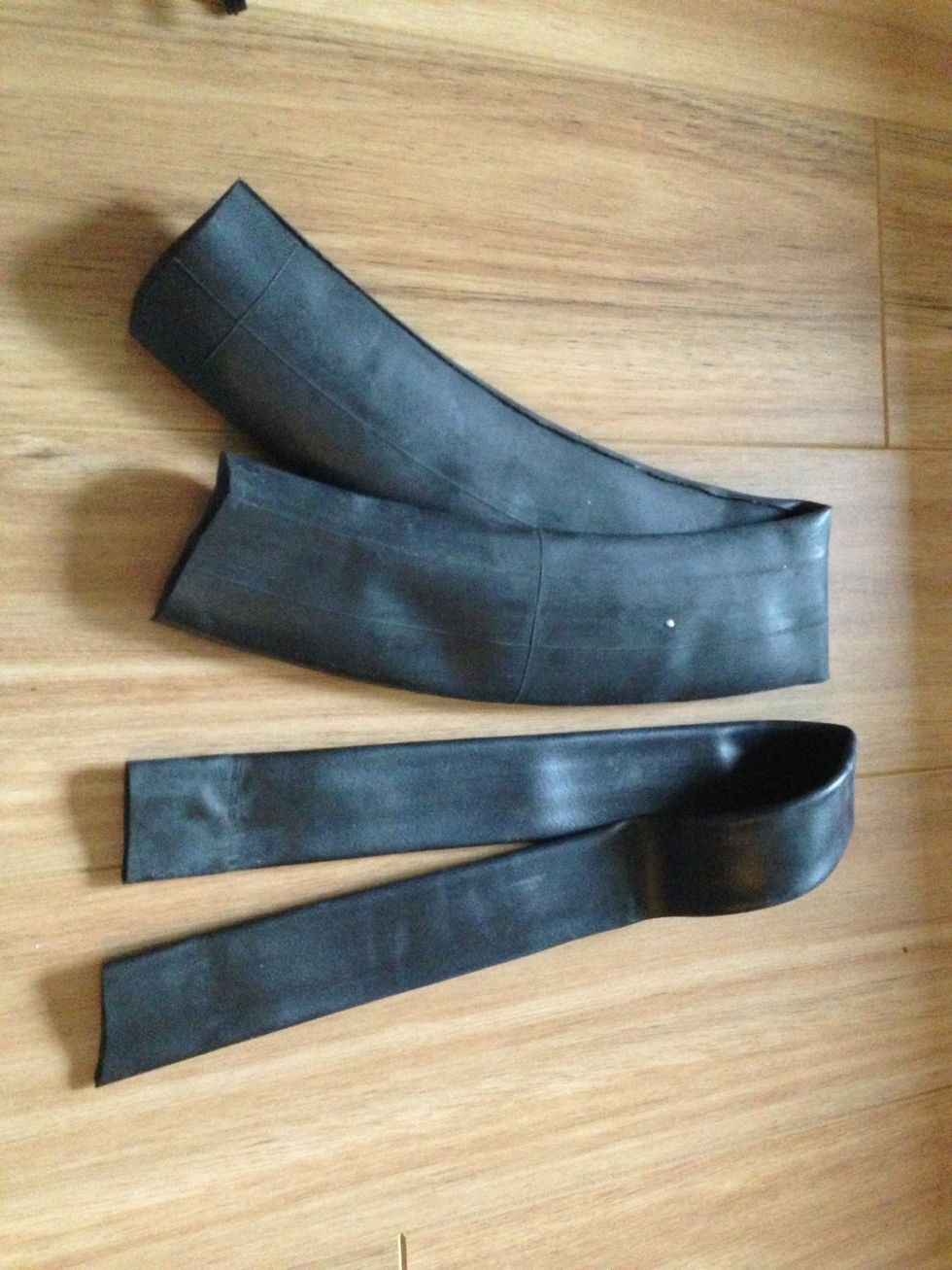 Cut the inner tube to a length that fits around your neck comfortably