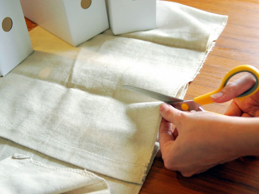 Cut the linen or cotton fabric by measurements of the back of the box with the addition of 2 to 1.5 cm on each side.