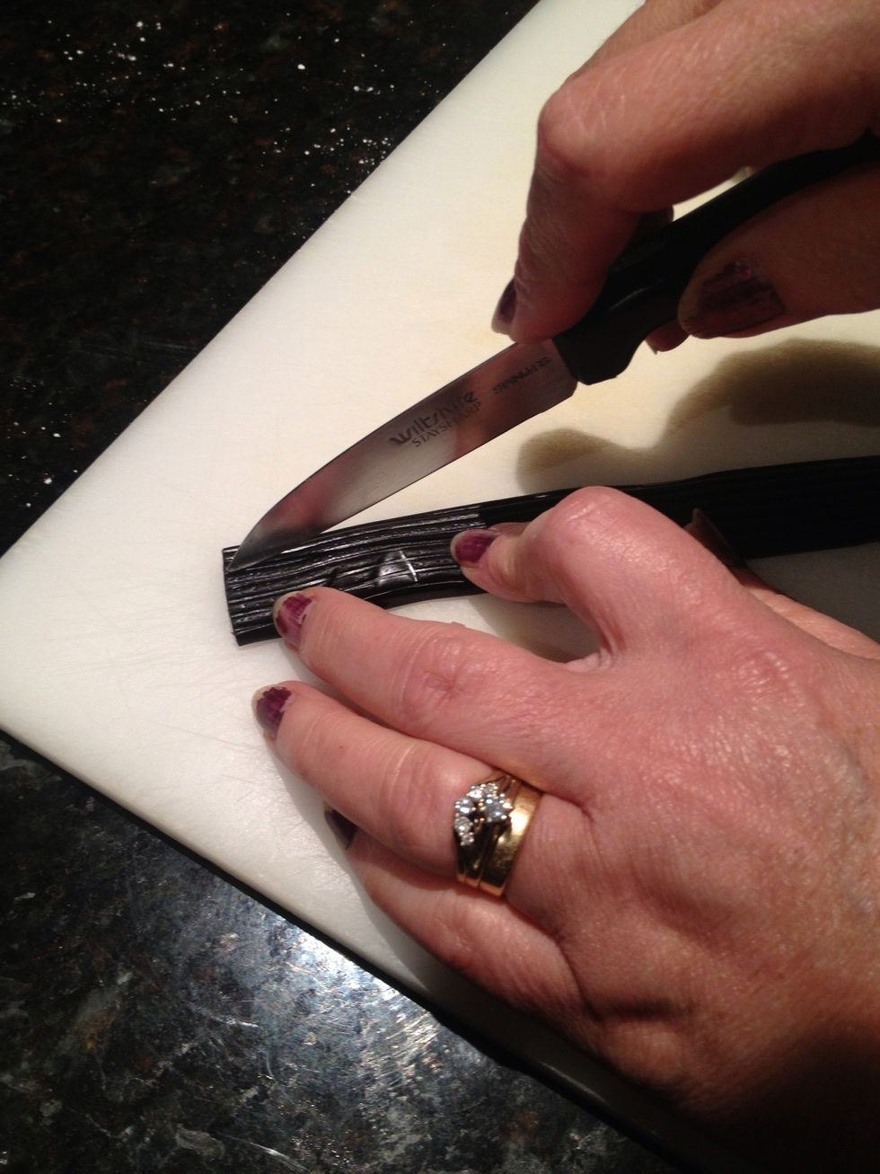 Cut the meter strip of licorice into a 7cm strip (1cm in width). Repeat this for each cupcake