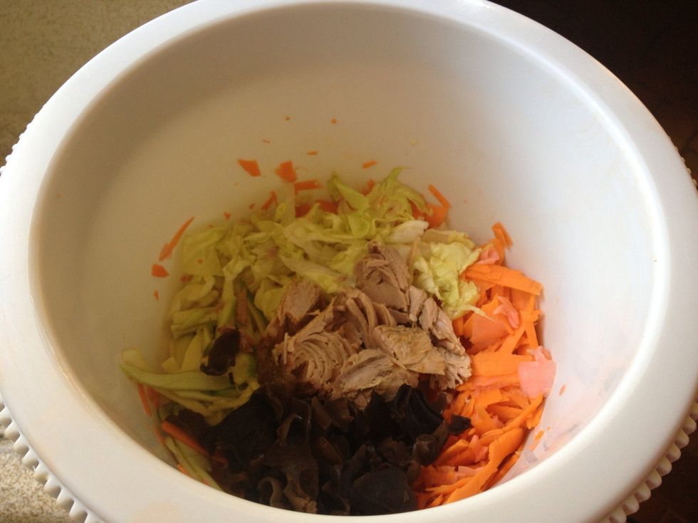 Cut the mushroom and add it to the other ingredients ( you can add cucumber , use salmon or chicken instead of tuna )