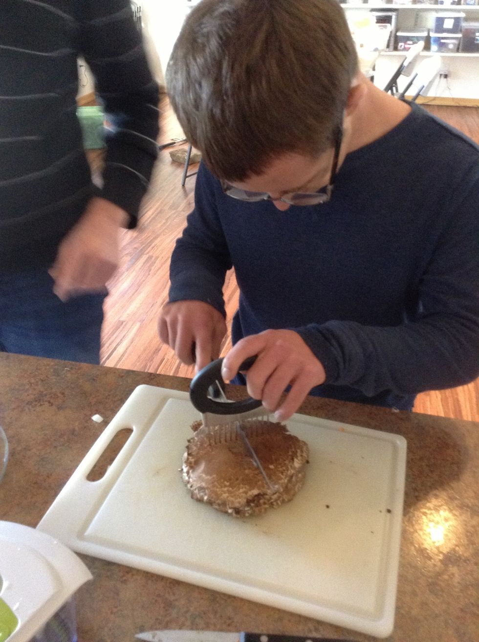 Cut the mushroom into 4 pieces