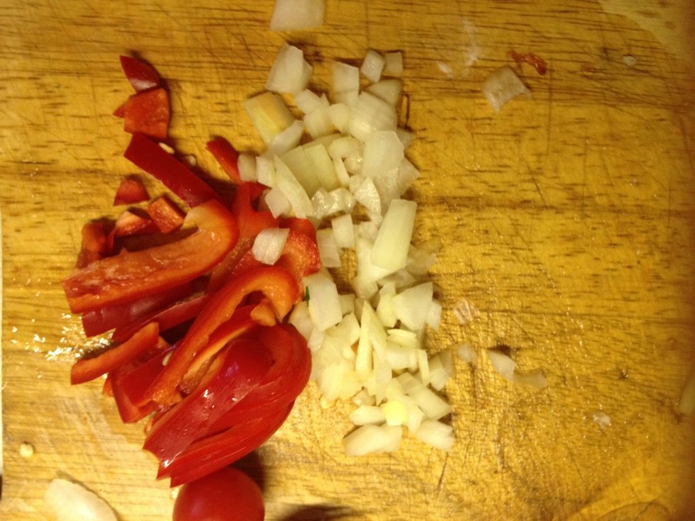 Cut the onion for small parts,u can do it also after the sweet pepper