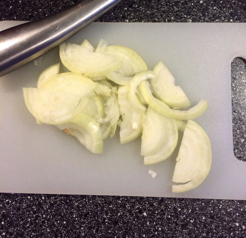 Cut the onion in fine slices.