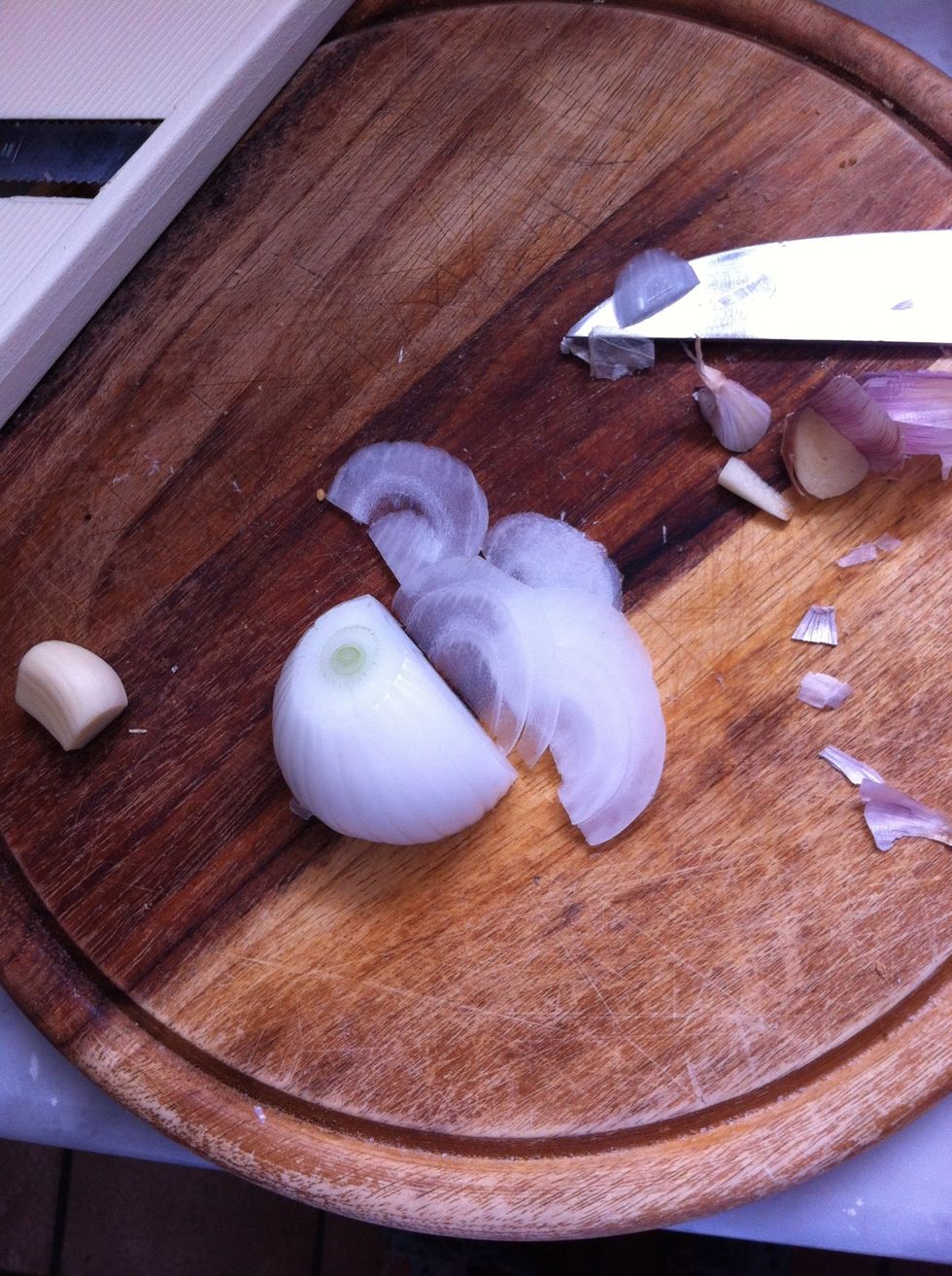 Cut the onion in thin slices