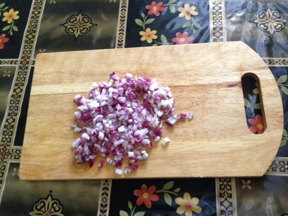 Cut the onion into pieces