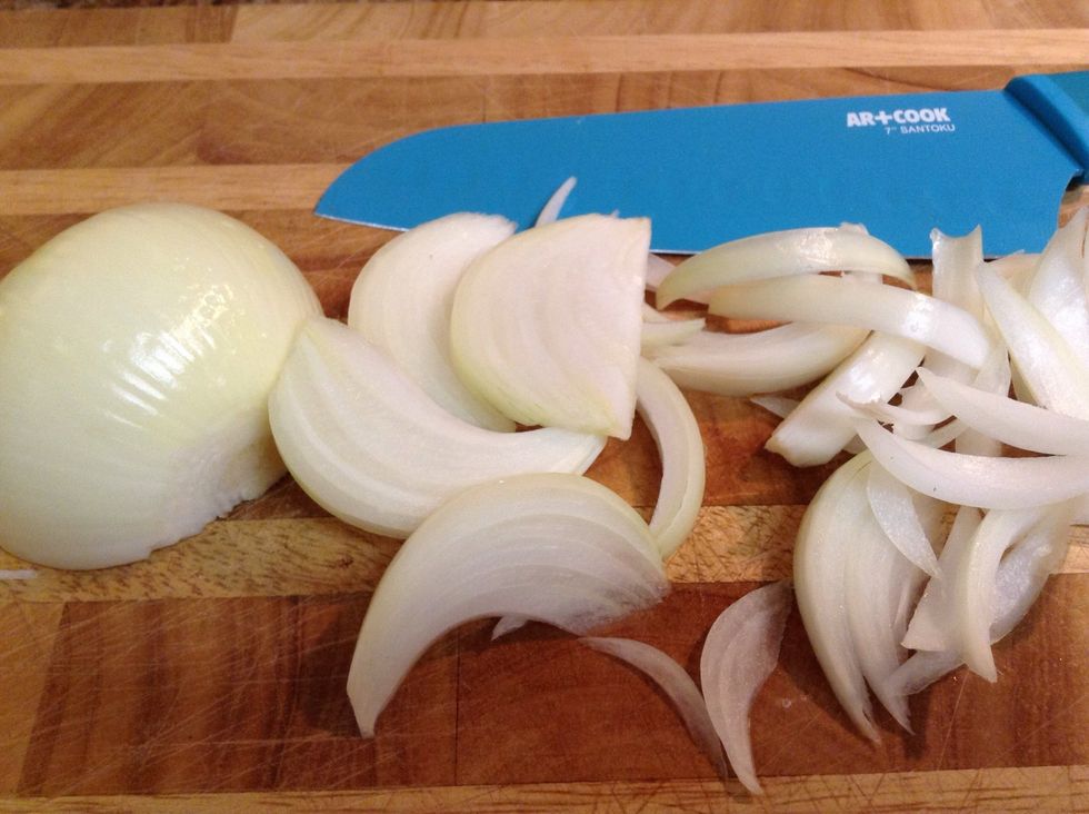 Cut the onion longitudinally.