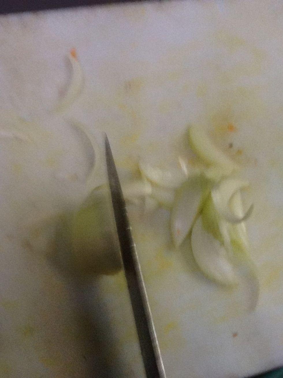 Cut the onion thinly