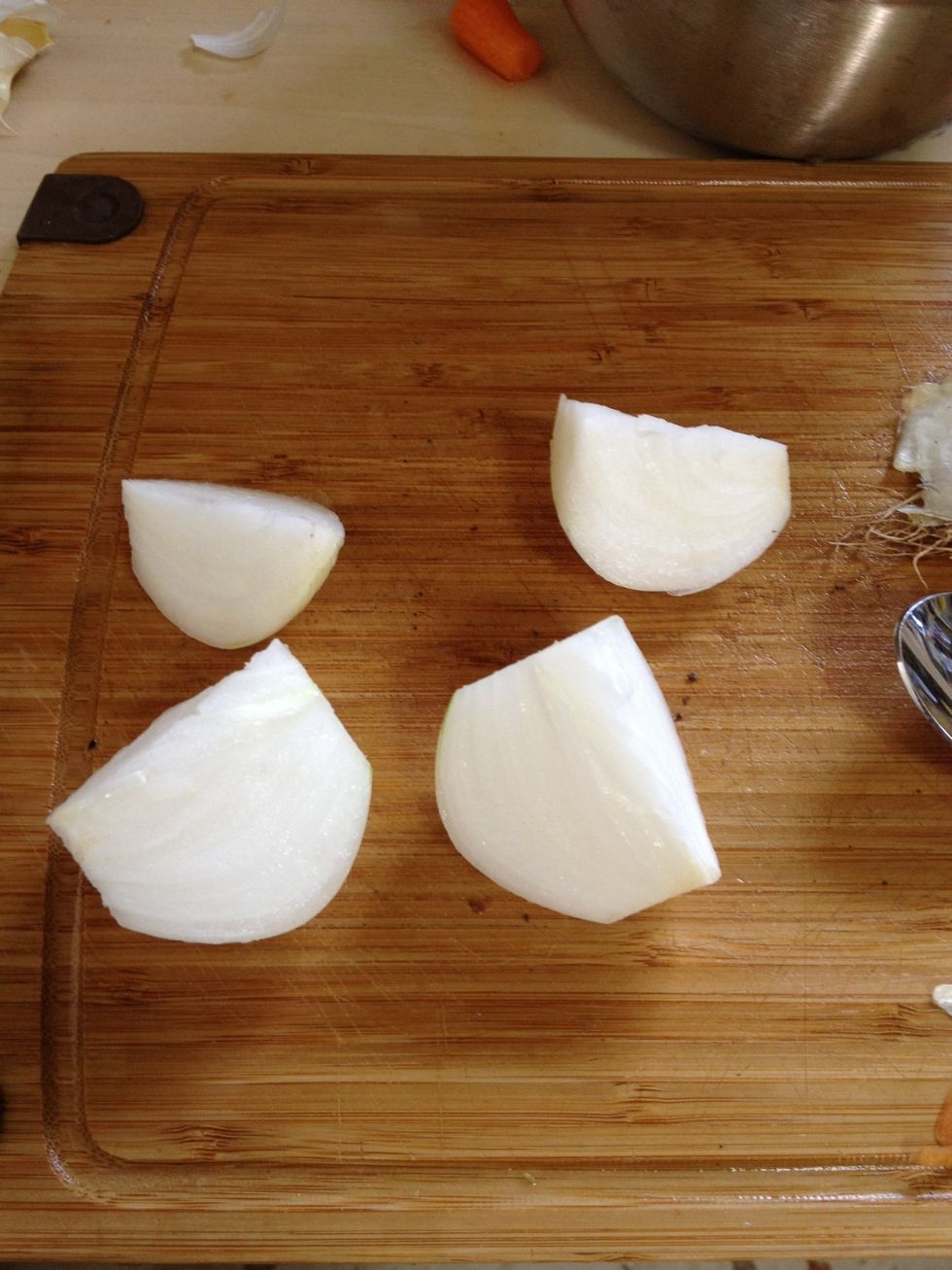Cut the onion to quarters