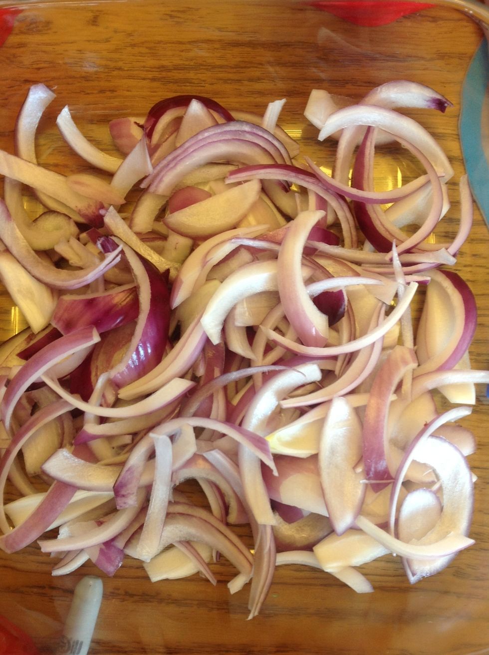 Cut the onions in stripes