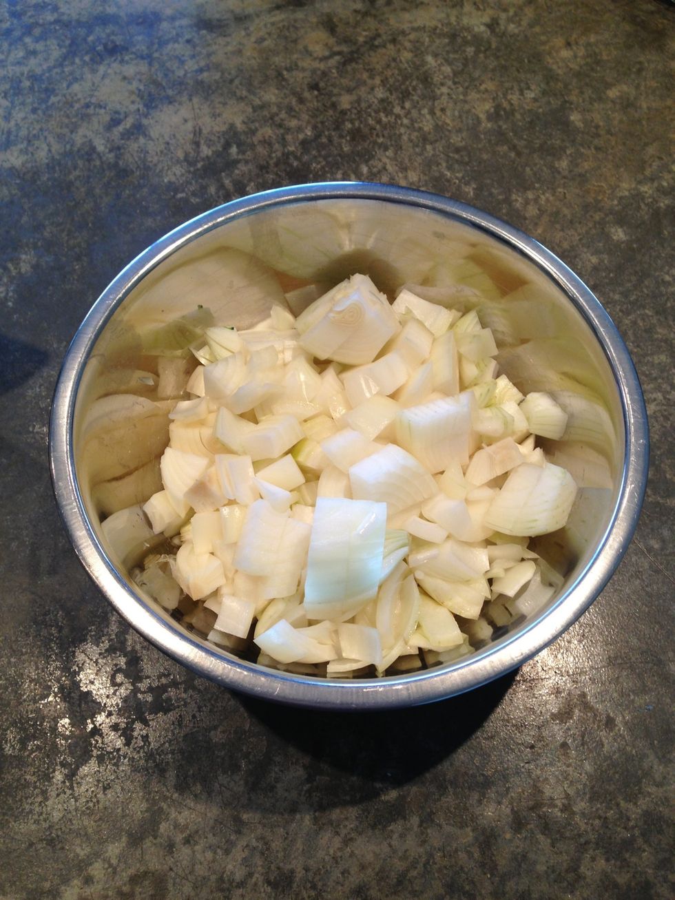 Cut the onions into cubes.