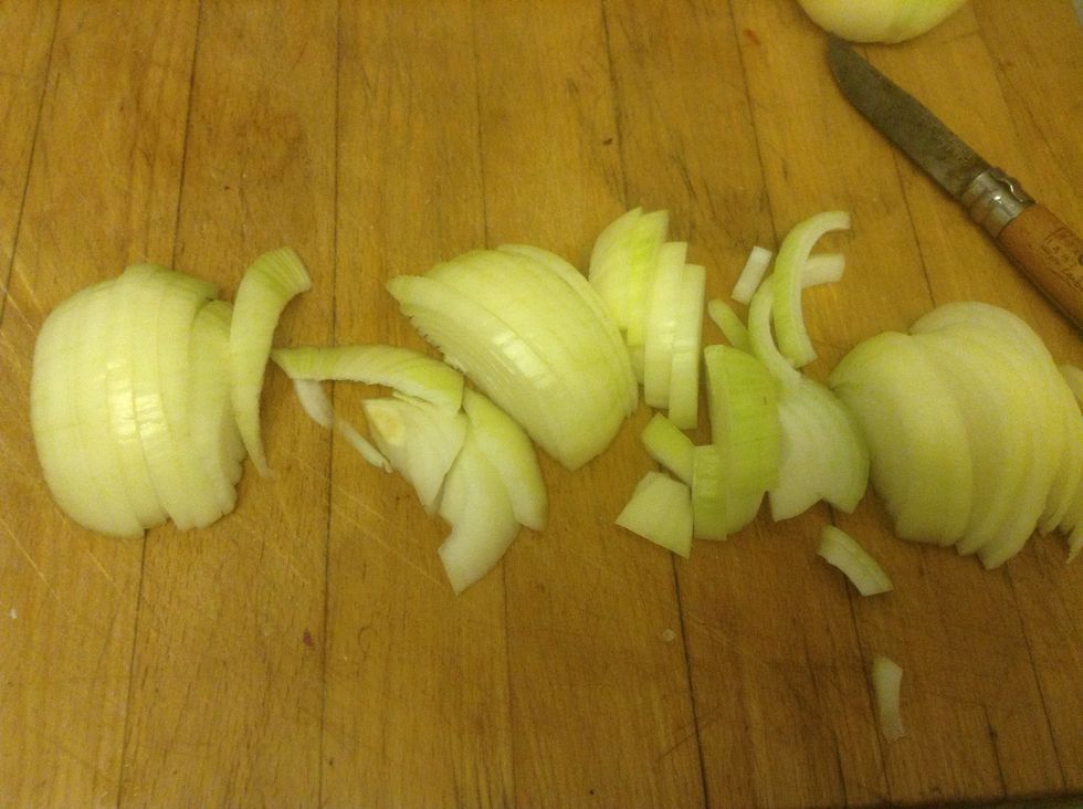 Cut the onions into slices
